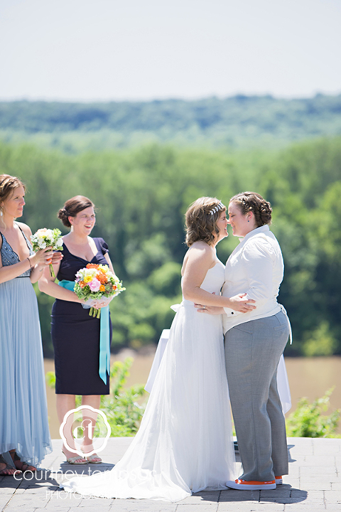Columbia-MO-Wedding-logboat-brewing-company-with-annabelle-events-by-courtney-tompson-photography