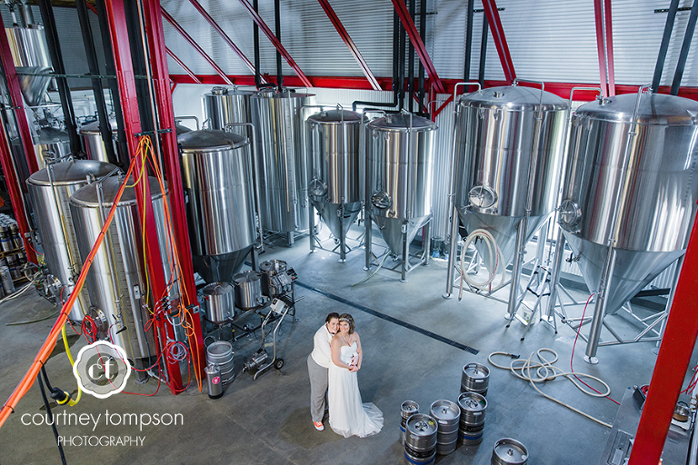 Columbia-MO-Wedding-logboat-brewing-company-with-annabelle-events-by-courtney-tompson-photography