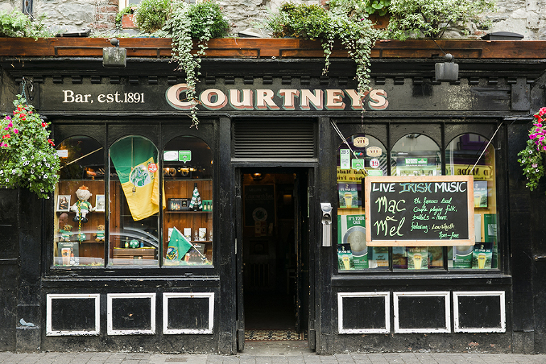 Killarney-national-park-and-the-ring-of-kerry-travel-ladies-view-sheep-hearding-by-courtney-tompson-photography-solo-back-packing-adventure-ireland-emerald-isle-pubs-atlantic-ocean