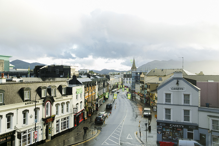 Killarney-national-park-and-the-ring-of-kerry-travel-ladies-view-sheep-hearding-by-courtney-tompson-photography-solo-back-packing-adventure-ireland-emerald-isle-pubs-atlantic-ocean