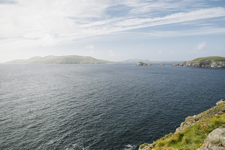 Dingle-Ireland-lea-Head-Drive-travel-photography-by-courtney-tompson-photography-columbia-MO-photographer-emerald-isle-green-atlantic-ocean-fish-n-chips