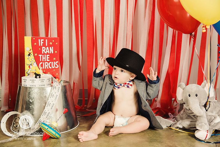 Circus-1st-Birthday-themed-pictures-by-courtney-tompson-photography-Columbia-MO-based-photographer