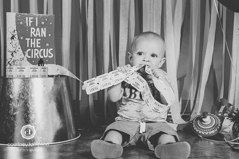Circus-1st-Birthday-themed-pictures-by-courtney-tompson-photography-Columbia-MO-based-photographer
