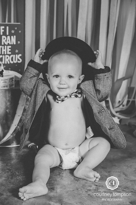 Circus-1st-Birthday-themed-pictures-by-courtney-tompson-photography-Columbia-MO-based-photographer
