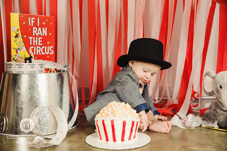 Circus-1st-Birthday-themed-pictures-by-courtney-tompson-photography-Columbia-MO-based-photographer