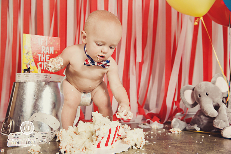 Circus-1st-Birthday-themed-pictures-by-courtney-tompson-photography-Columbia-MO-based-photographer