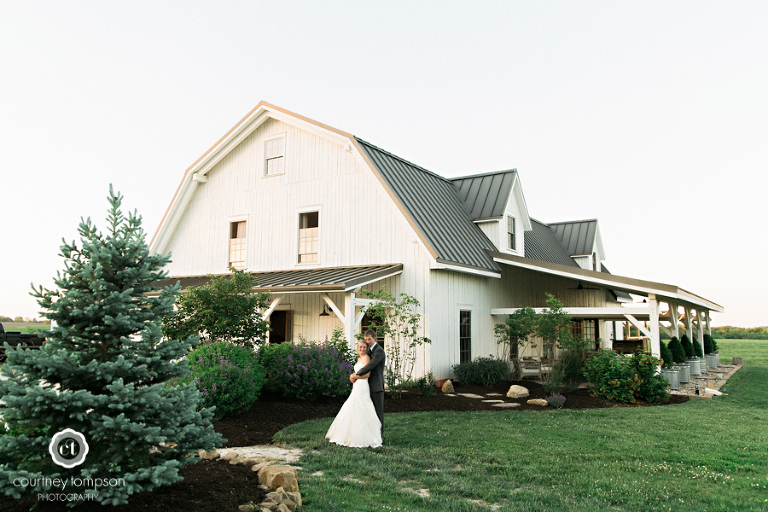 Midwest-Wedding-Photography-at-blue-bell-farm-by-Courtney-Tompson-Photography